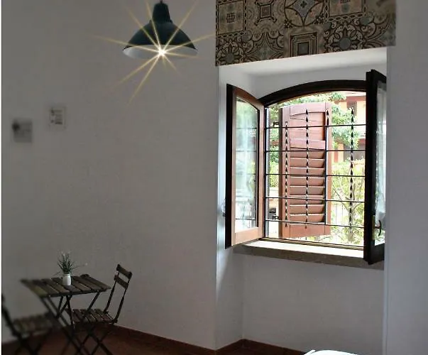 לינה וארוחת בוקר Antinea 3*